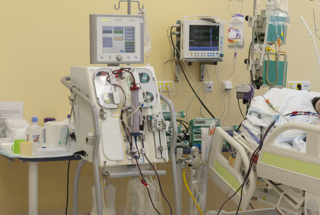 Patient
  ansluten till dialysmaskin på intensivvårdsavdelningen på sjukhus, sjuk i den
  nya typen av coronavirus covid-19 under dialysbehandling